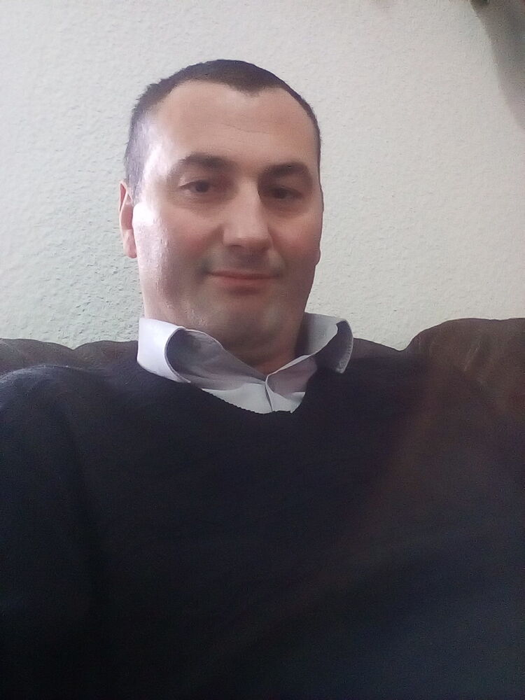  18864218  Daniel, 44 ,    