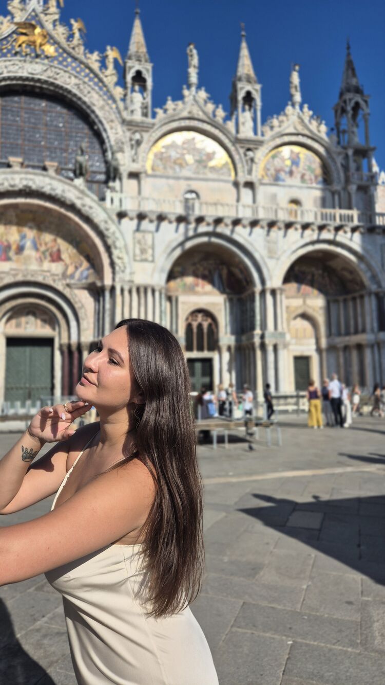 ,   Elena, 27 ,   
