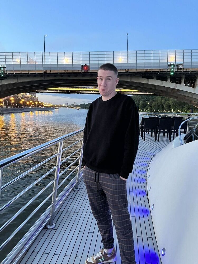  48392728  Roman, 27 ,    