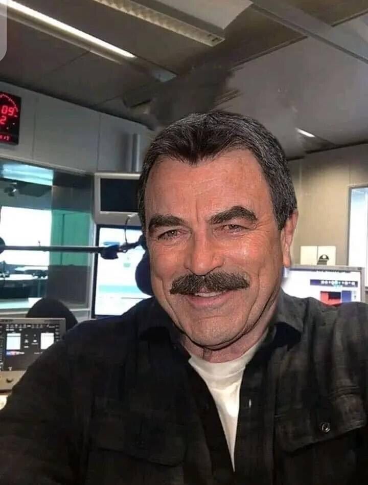  48702528  Tom Selleck, 27 ,    