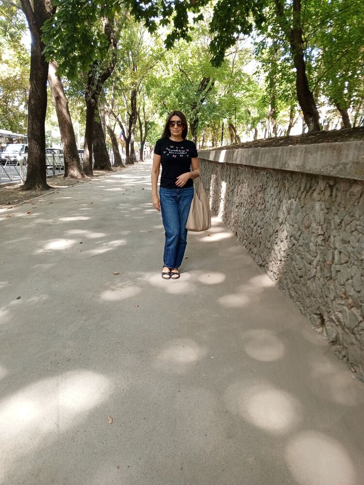  53719088  Julia, 47 ,    