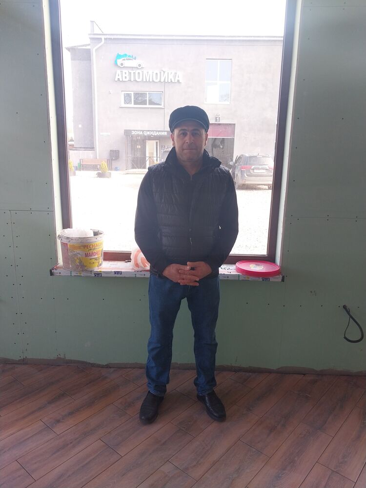  43189978  Zeynal, 49 ,    