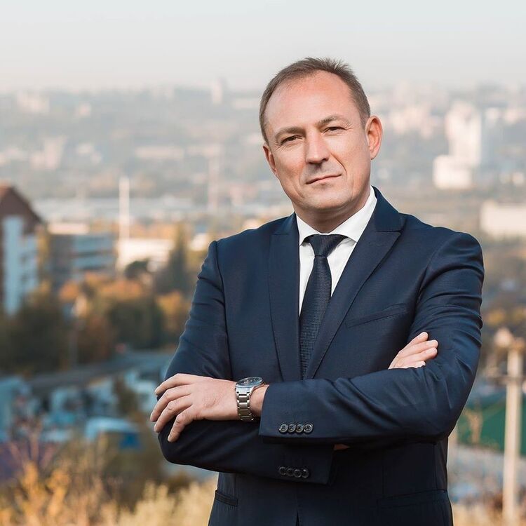  18401558  David, 64 ,    -