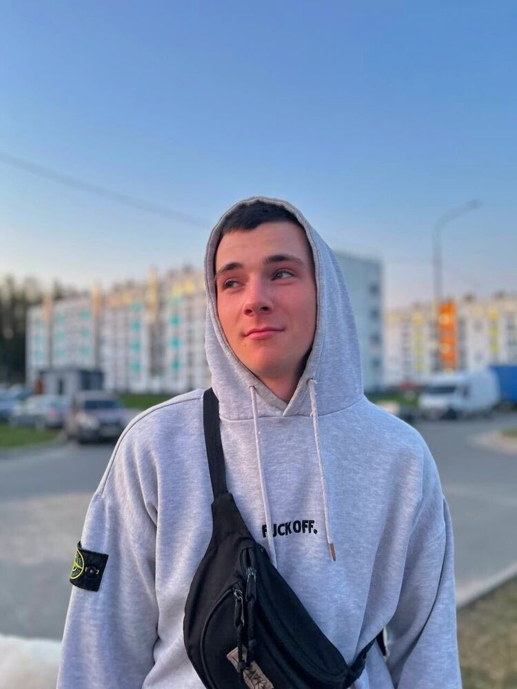  ,   Anton, 22 ,  