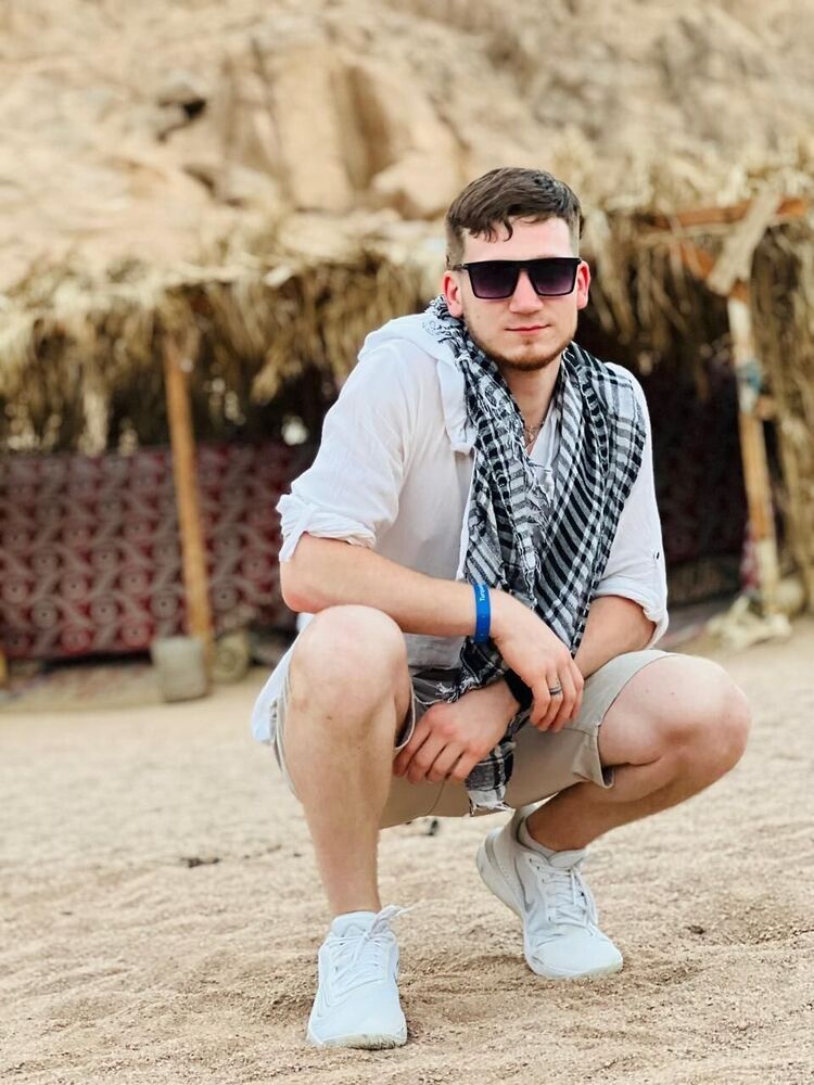  53604478  Illia, 23 ,    