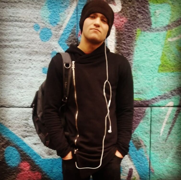  54405218  Sergio, 27 ,    