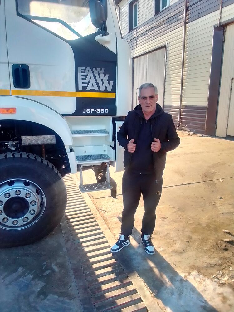  32720038  Sargis, 52 ,    