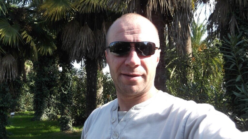 20504168  VIKTOR, 48 ,    