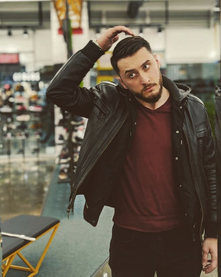  54555158  Irakli, 32 ,    