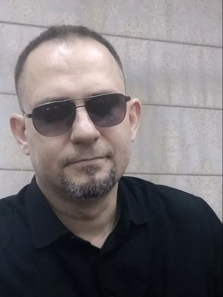  52754638  Ari, 46 ,    