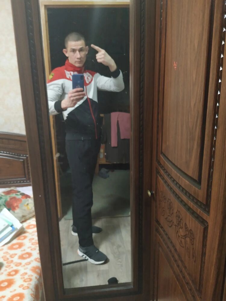  49635018  Dominik, 33 ,    --