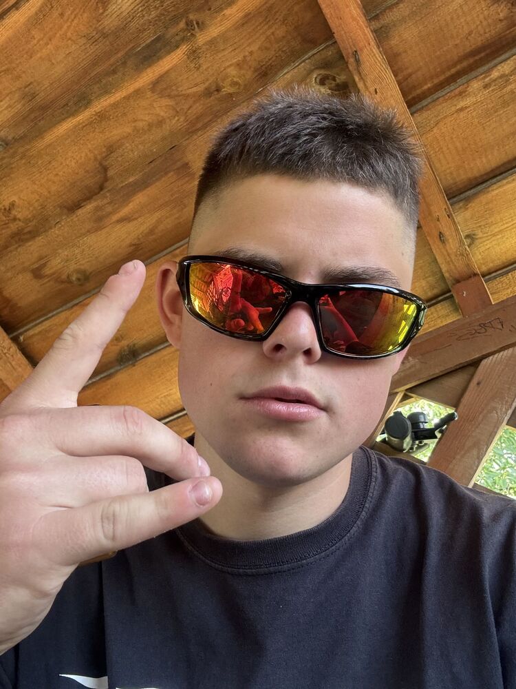  52039788  Maks, 19 ,    