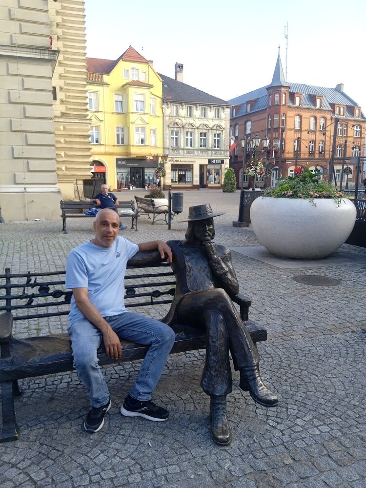  52989708  Vardan, 52 ,    