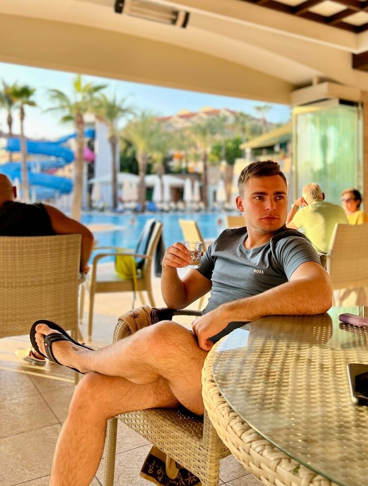  43484848  Artem, 31 ,    -