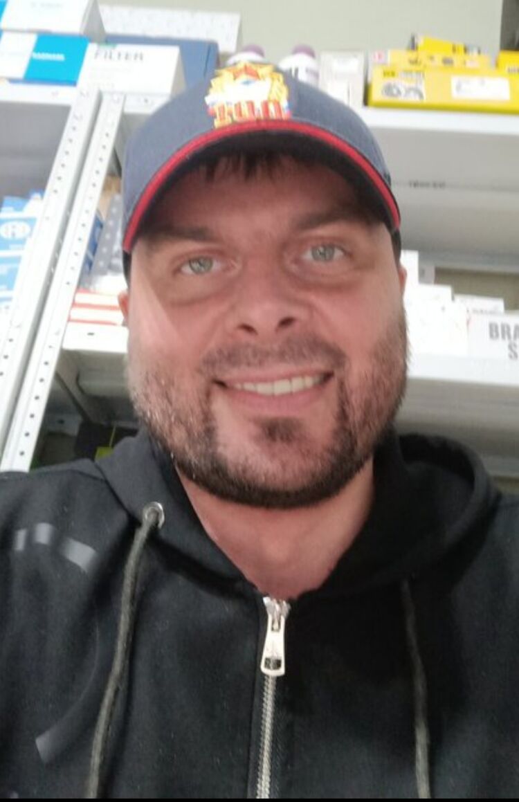  49611828  Pavel, 42 ,    