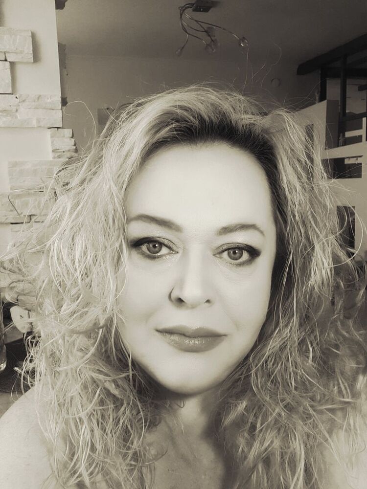  ,   Viktoria, 49 ,   ,   