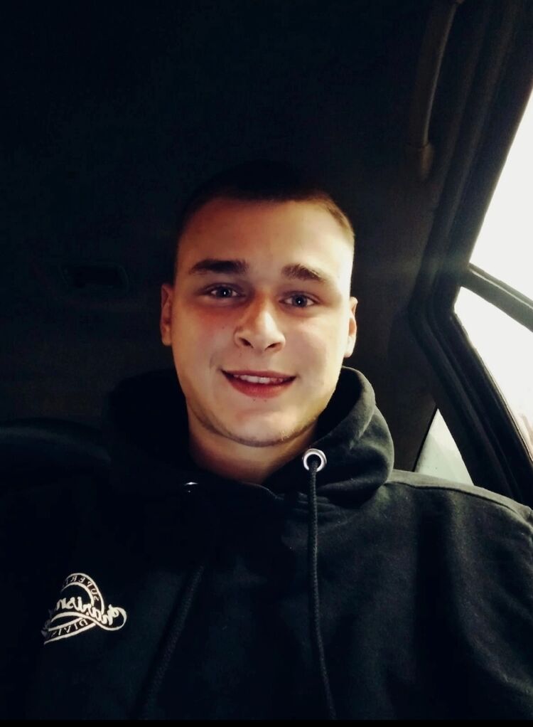  45881268  Maks, 23 ,    