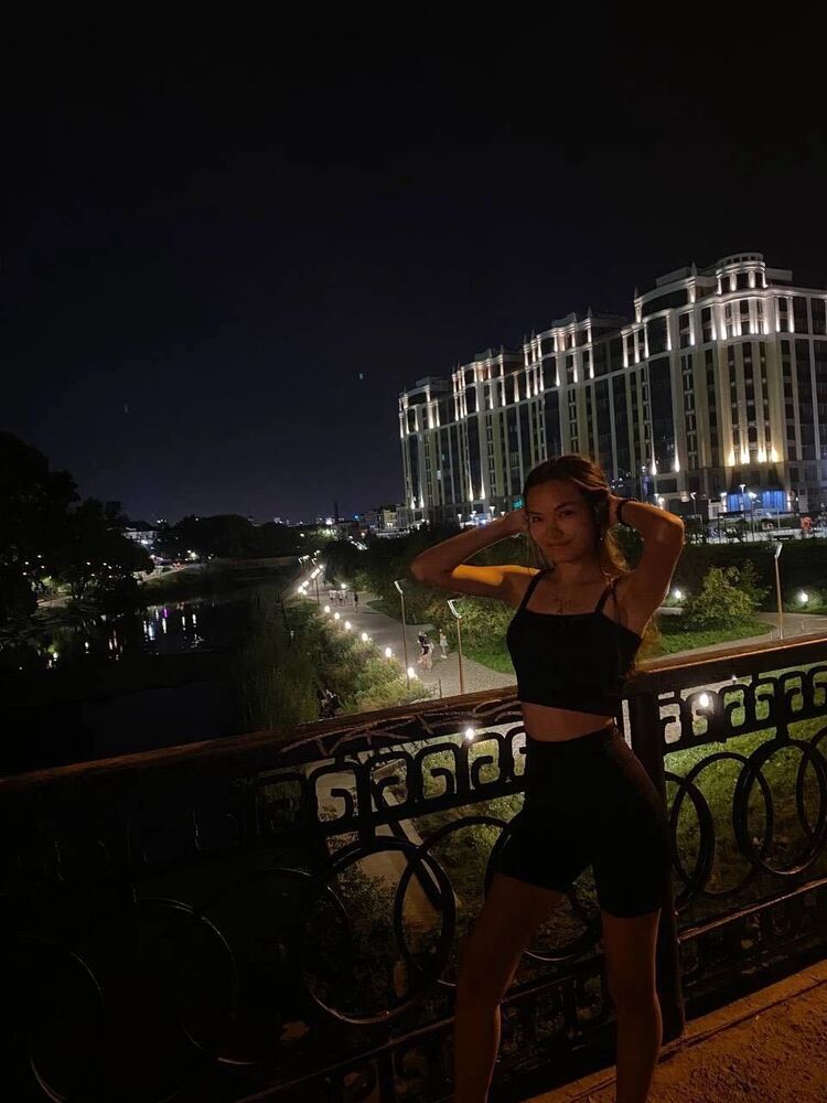  ,   Viktoria, 20 ,  