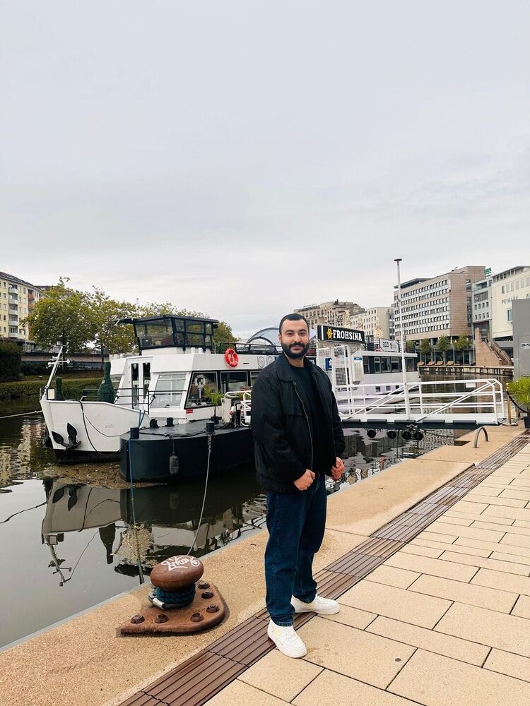  53752318  Mano, 28 ,    