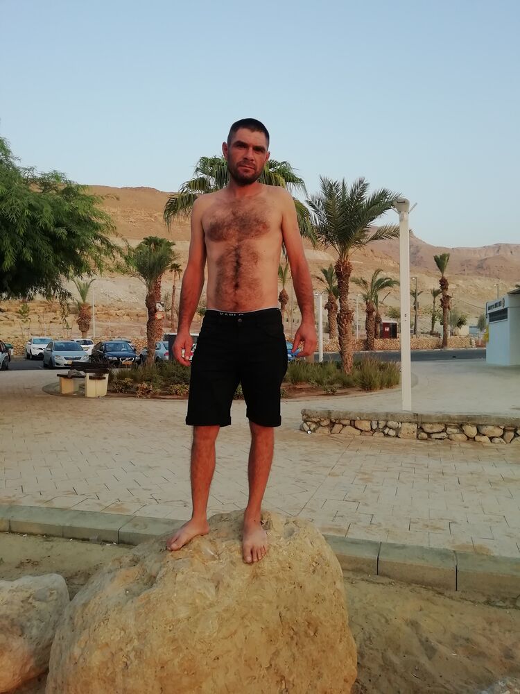  23829788  Artur, 37 ,    King George