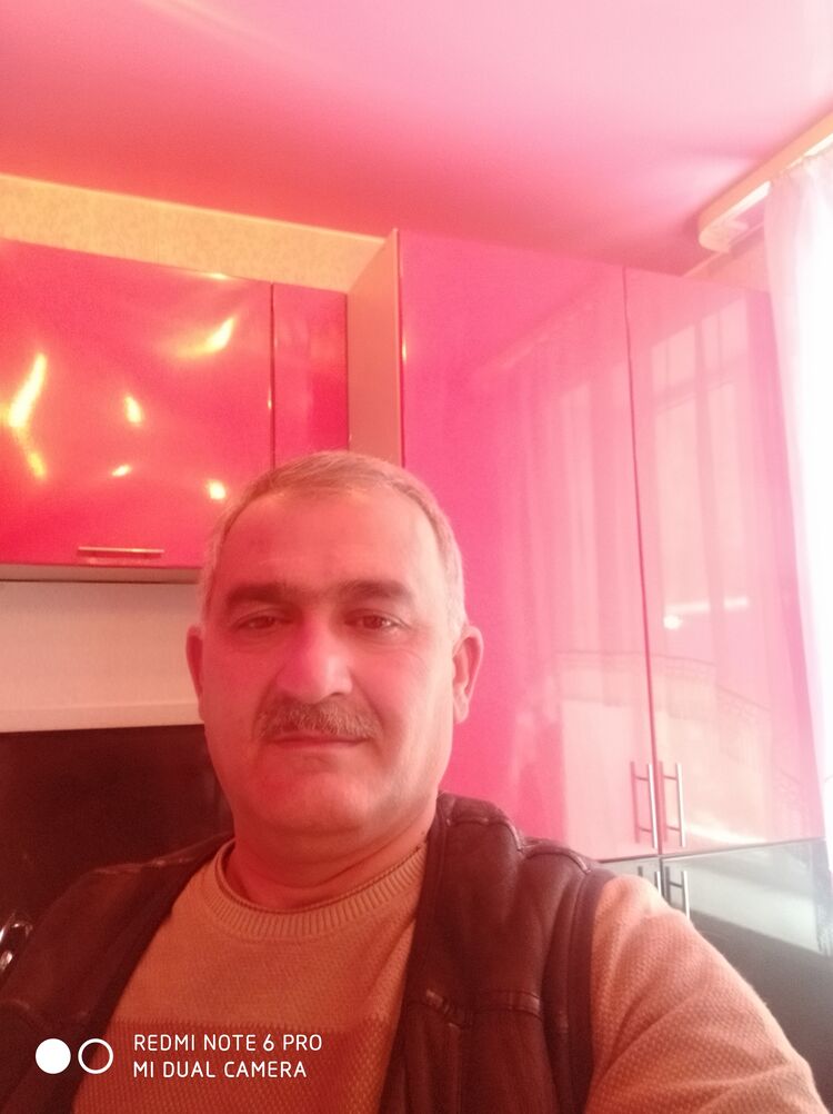  47019158  Elnur, 49 ,    