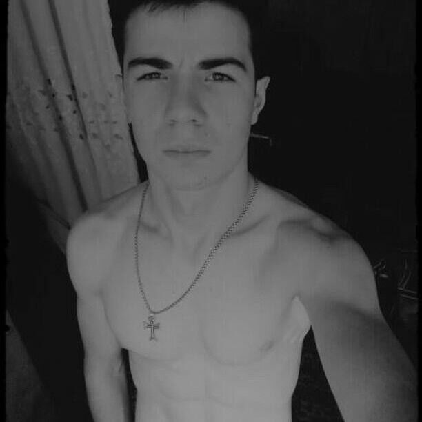  10979378  Artur, 27 ,    