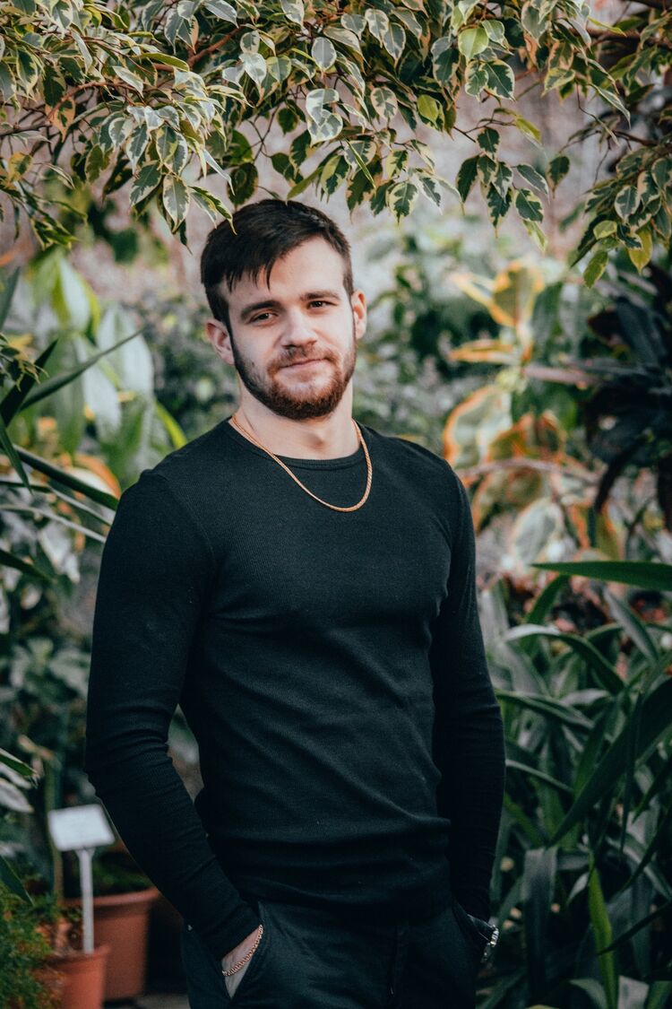  31051858  , 28 ,    -