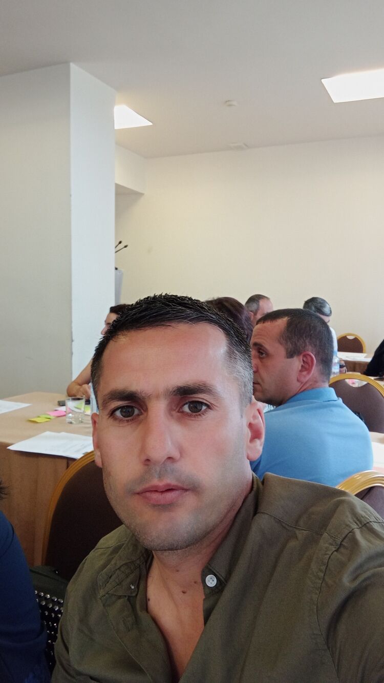 43847318  Edgar, 43 ,    