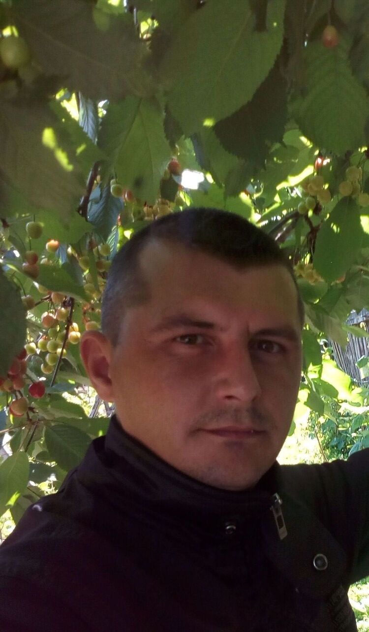  23883958  Sergiu, 41 ,    