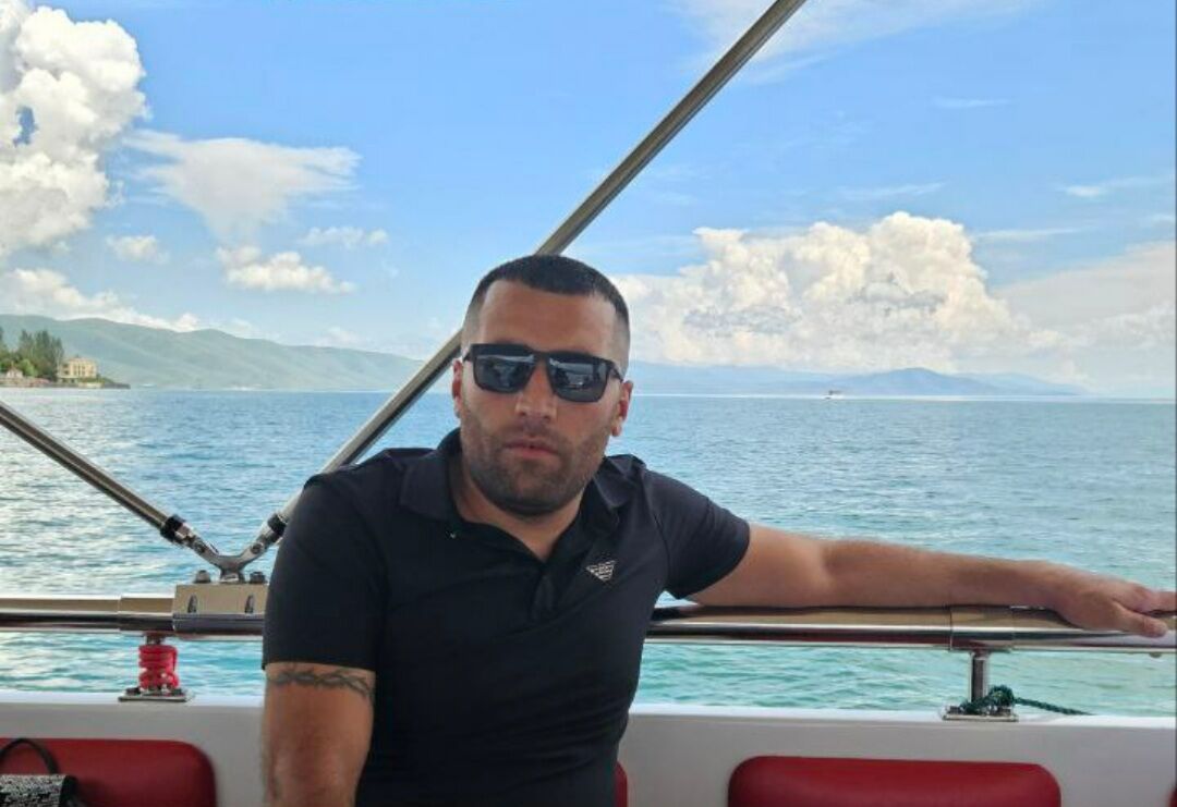  44362798  Suren, 32 ,    