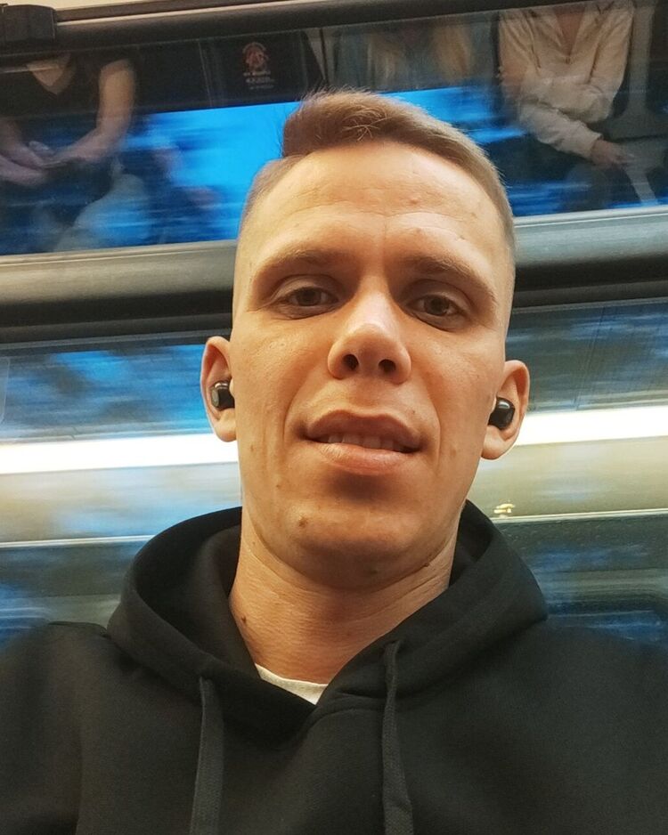  49187678  Viktor, 30 ,    