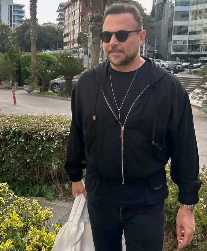  Quito,   English, 57 ,   ,   