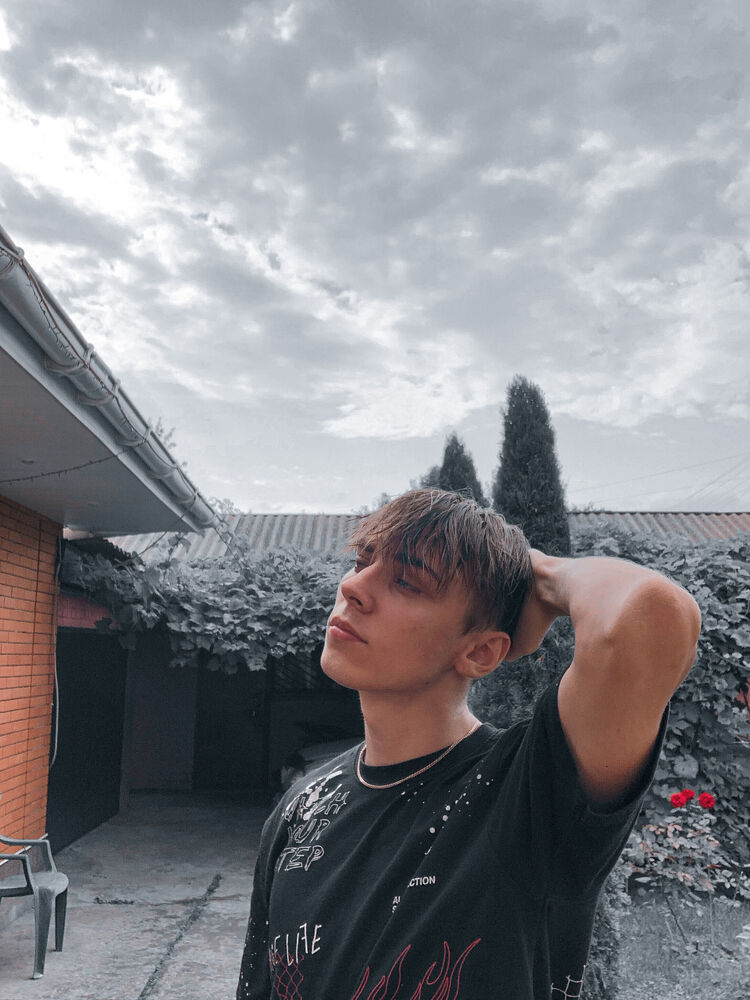  24144058  Vlad, 25 ,    