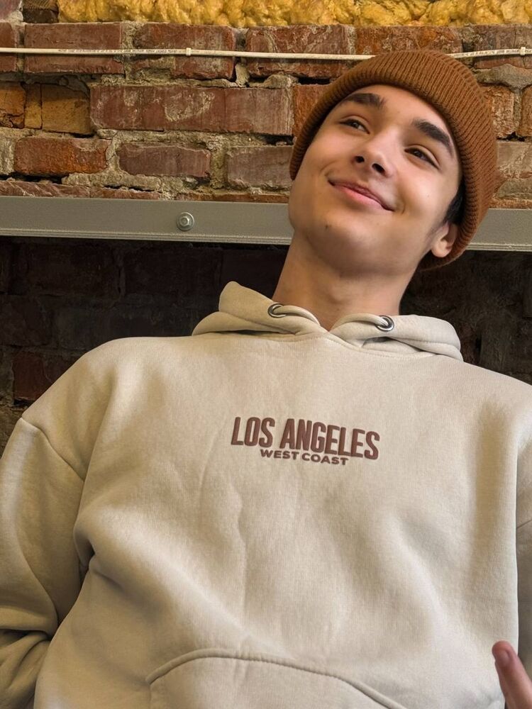  54185808  Denys, 18 ,    