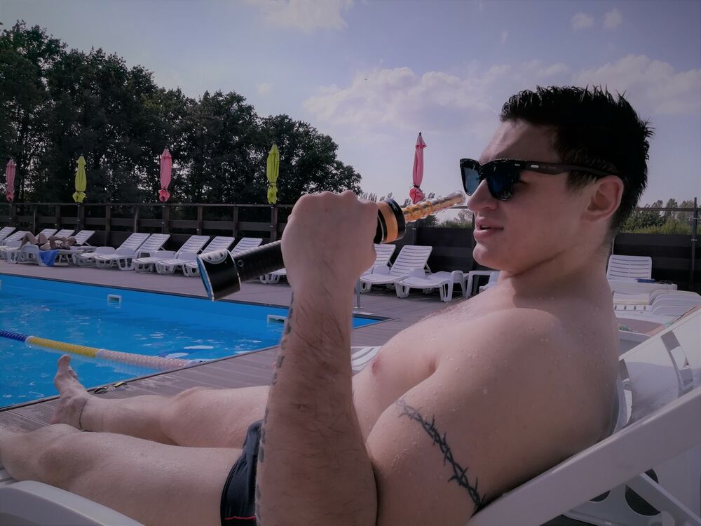  ,   Valentin, 31 ,     , c 