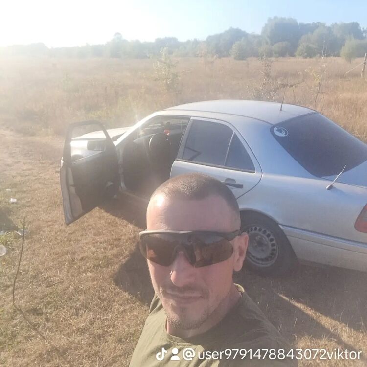  ,   Viktor, 41 ,   ,   
