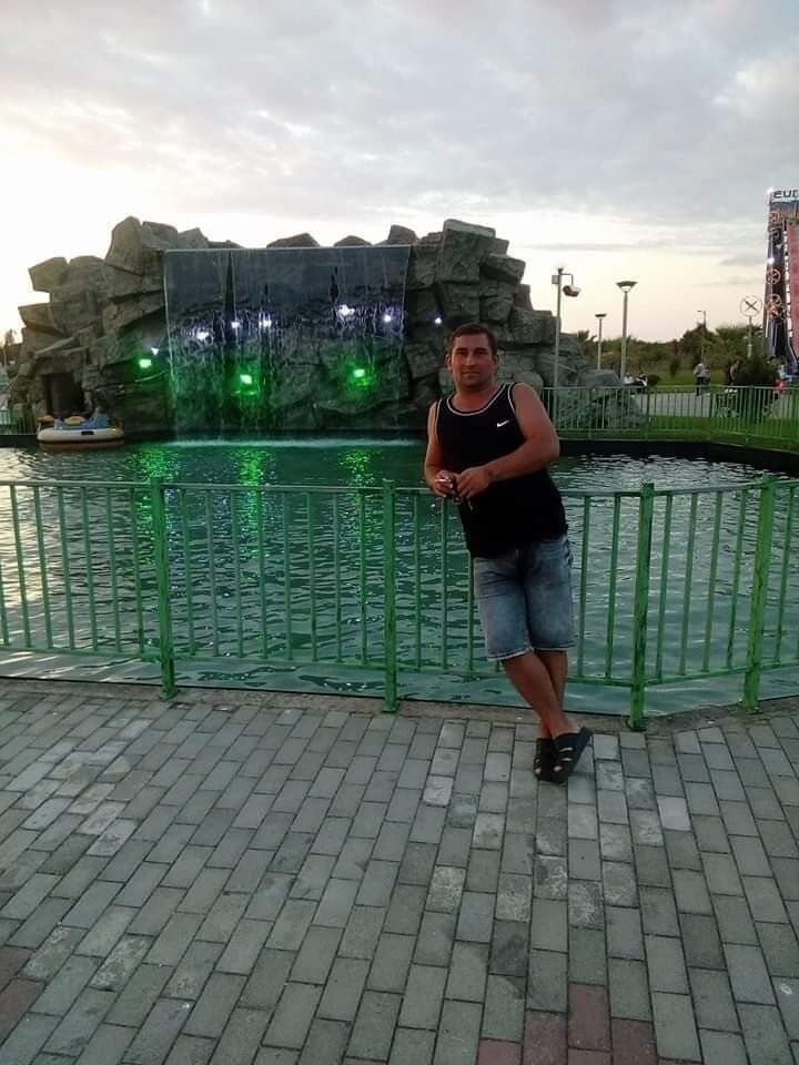  ,   Artur, 46 ,  