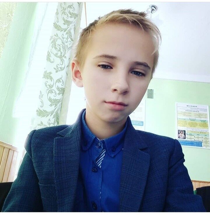  18889078  Viktor, 25 ,    