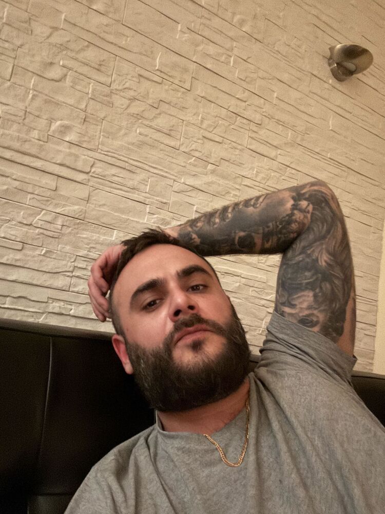  52092448  Denis, 33 ,    