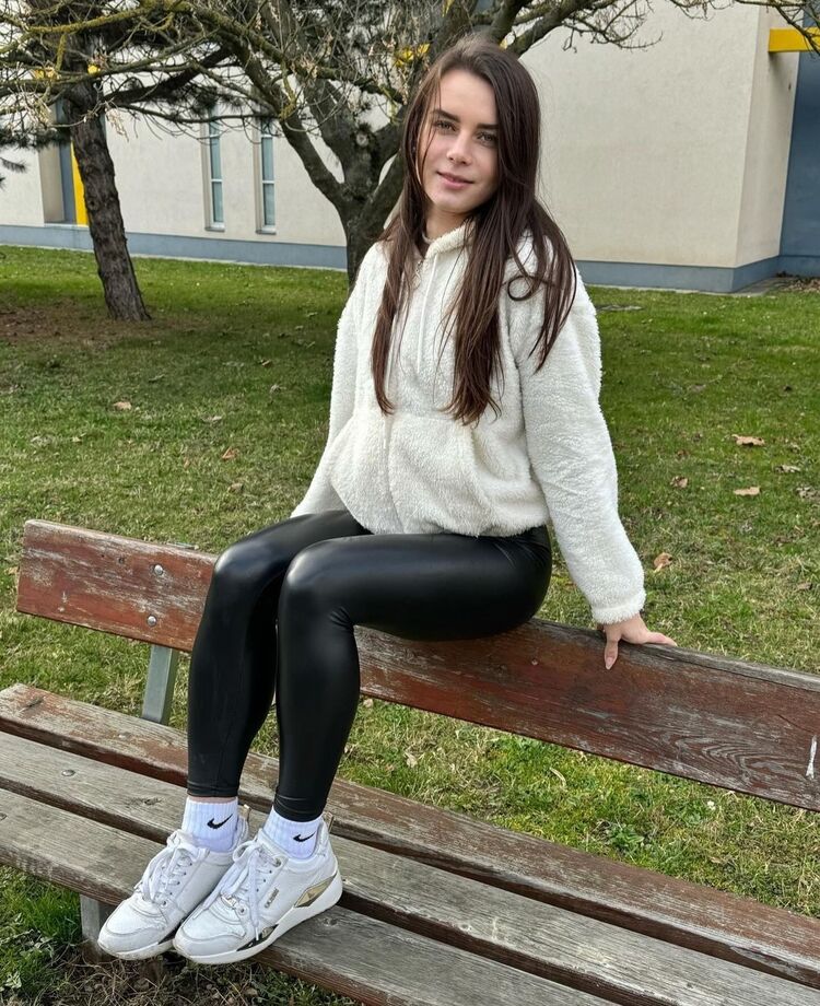  46792868  Angelina, 22 ,    