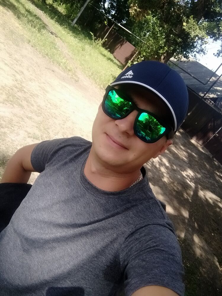 42076268  Alexander, 33 ,    