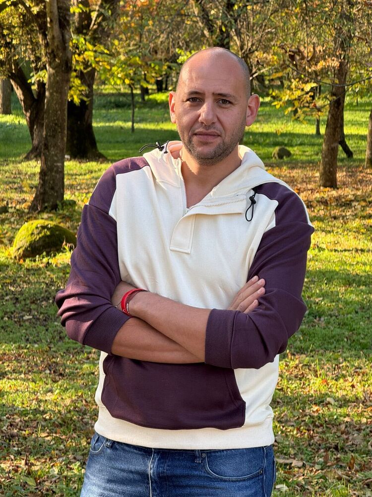  48062378  Ayman, 41 ,    