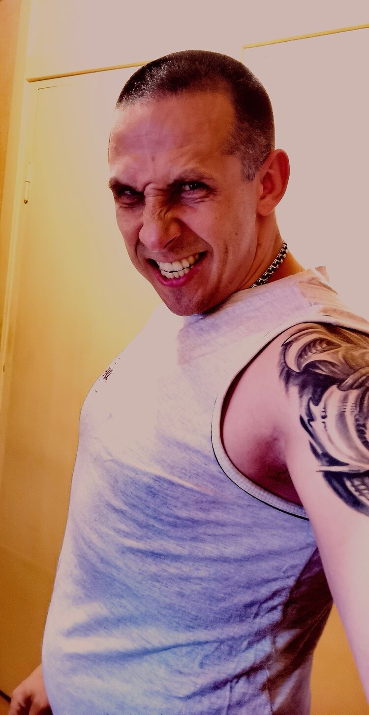  32969708  Jurijs, 40 ,    