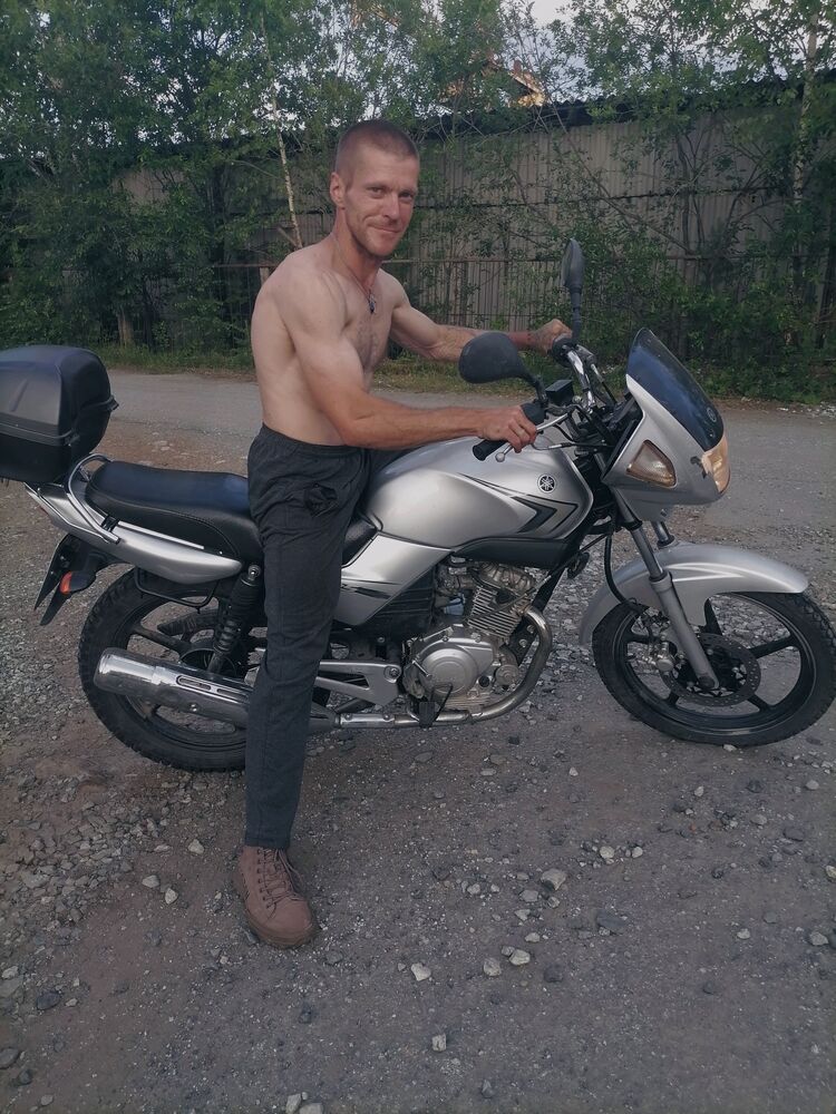  42031728  M, 41 ,     