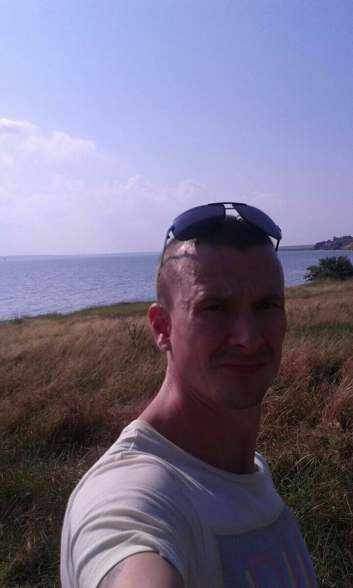 21775698  Alex, 42 ,    