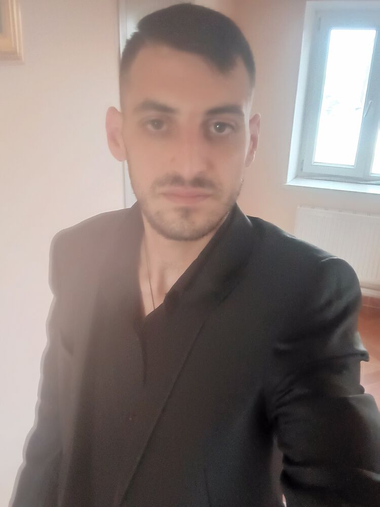  33406118  Araik, 29 ,    