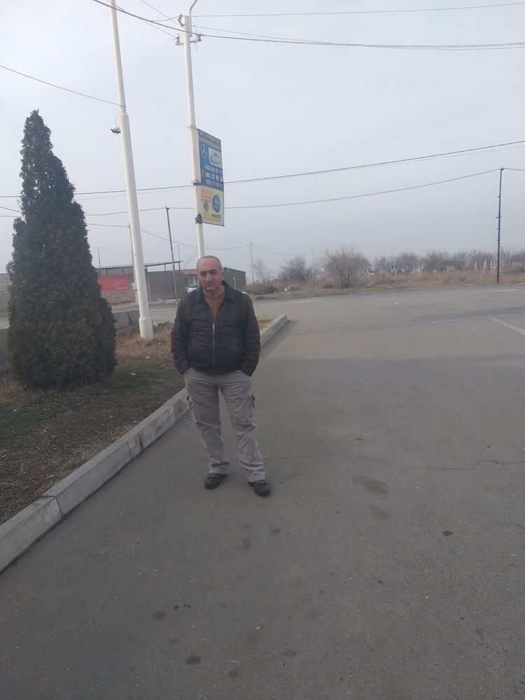  14943718  Artur, 52 ,    