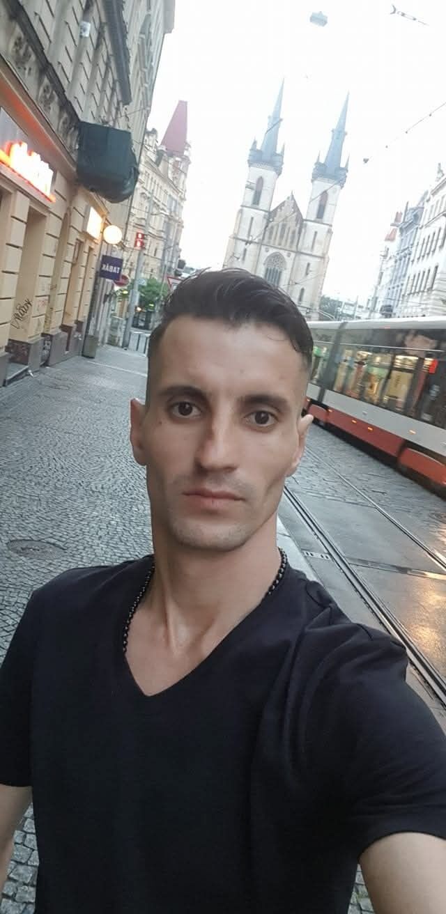  53423048  , 37 ,    Praha