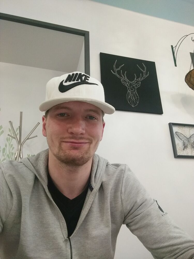 17088698  Viktor, 33 ,    