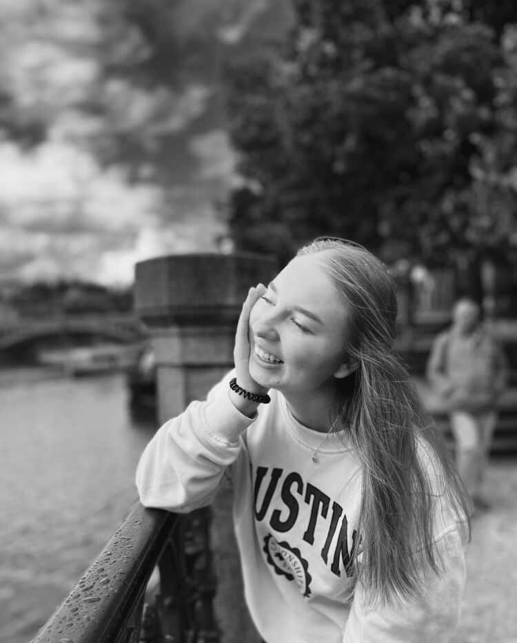  32471678  Viktoria, 25 ,    